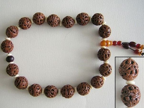 Eighteen beads-rosary with men in a landscape – (3510)